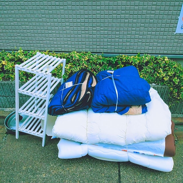 粗大ゴミに出された布団