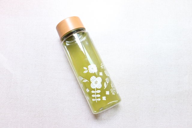 プラスチック水筒に入った緑茶