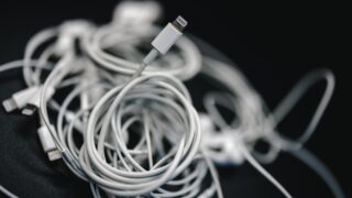 【充電ケーブルの捨てかた】ケーブルは不燃ごみ?小型家電回収ボックスへ