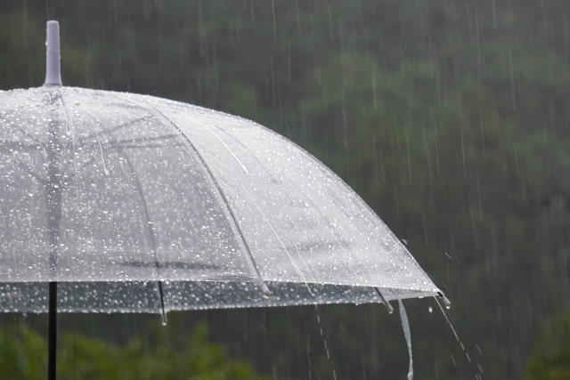 雨に濡れるビニール傘