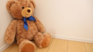 【ぬいぐるみの捨てかた】燃えるゴミで本当にいいの？手放す時にできること
