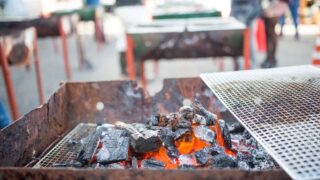 【炭や灰の捨てかた】BBQ後の正しい処理と再利用・自治体ルールも解説