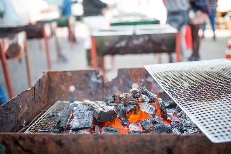【炭や灰の捨てかた】BBQ後の正しい処理と再利用・自治体ルールも解説