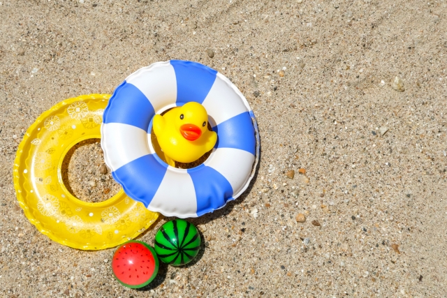 【夏のビニール製品の捨てかた】浮き輪・ビニールプールは何ごみ？より良い手放しかたを考えよう