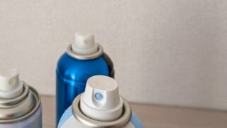 【スプレー缶の捨てかた】デオドラントや殺虫剤は穴あけ不要？安全な処分方法を解説