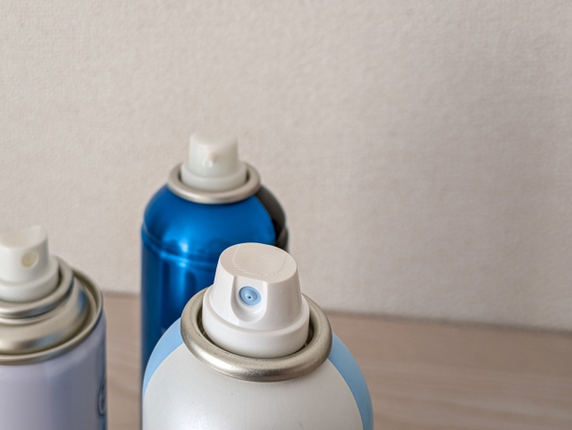 【スプレー缶の捨てかた】デオドラントや殺虫剤は穴あけ不要？安全な処分方法を解説